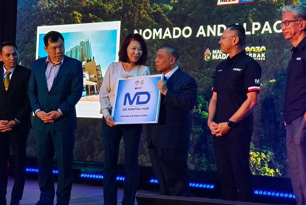 Saarani (tiga dari kanan) menyampaikan plak De Rantau kepada wakil Nomado and Alpaca Suites pada program DE Rantau@Ipoh.