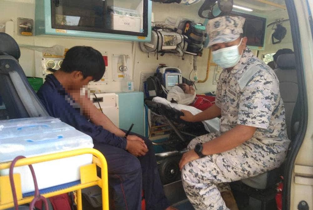 Seorang pegawai Maritim Terengganu parah selepas ditetak nelayan asing warga Vietnam ketika bertugas.