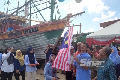 Muhammad Faiz (dua dari kanan) melakukan gimik perasmian Majlis Penyerahan Projek Siap Naik Taraf Slipway kepada Persatuan Nelayan Kawasan (PNK) Tumpat pada Rabu.