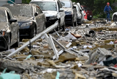 Keadaan bangunan yang musnah akibat serangan peluru berpandu di ibu kota Ukraine, Kyiv pada awal 24 Jun 2023. - (Foto oleh SERGEI SUPINSKY / AFP)