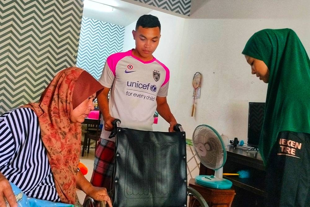 Salliza (kiri) bersyukur kerana anak-anaknya banyak membantu