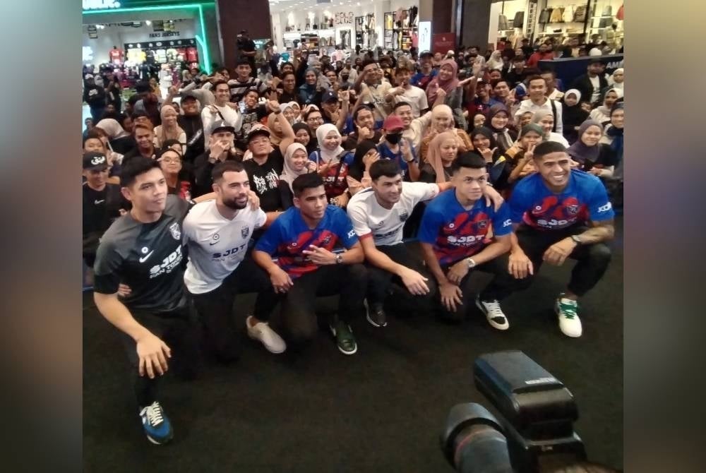 Ahmad Syihan (kiri), dan sebahagian pemain JDT pada Majlis pelancaran berkenaan.