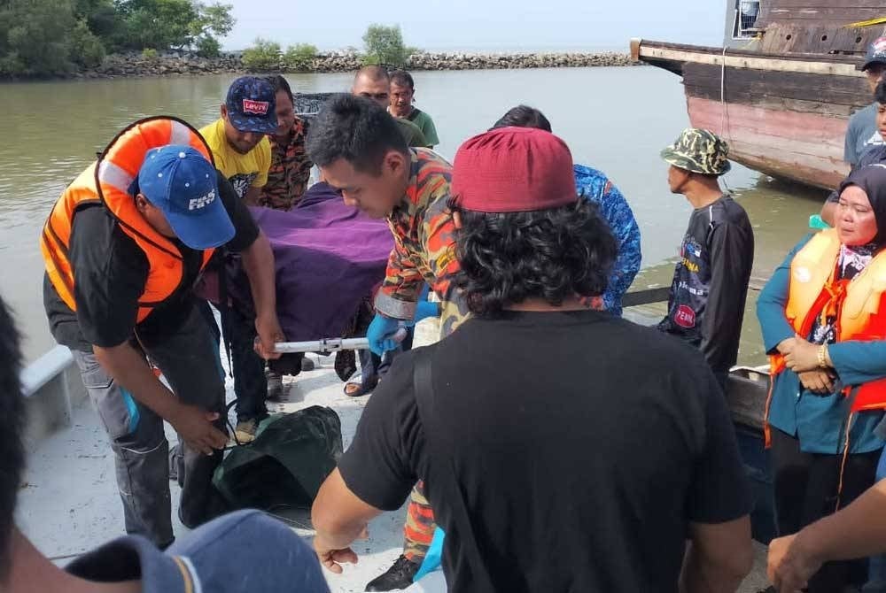 Pasukan bomba dan nelayan membawa mayat mangsa lemas ke Jeti D' Muara Sungai Haji Dorani di sini pada Khamis.