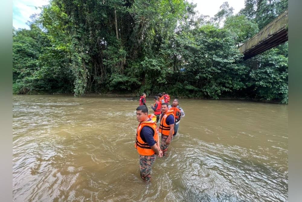 Sekumpulan anggota bomba membuat carian bagi mengesan seorang kanak-kanak lelaki berusia tujuh tahun yang dikhuatiri lemas di Sungai Desa Alam Ria, Batang Kali.