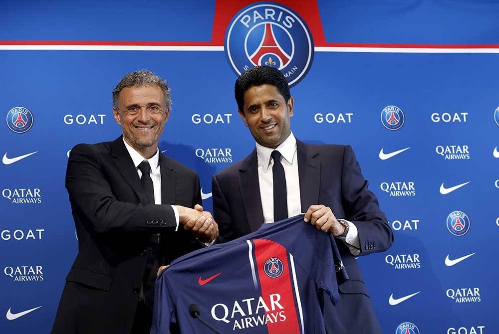 Enrique (kiri) bersalaman dengan Nasser selepas diumum sebagai jurulatih PSG di Poissy, Paris pada Rabu. - Foto EPA.