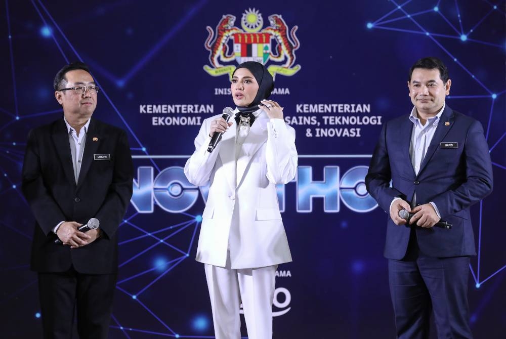 Fazura (tengah) bersama Rafizi dan Chang Lih Kang pda sidang media program Innovathon. - Foto AZRUL RAFIE