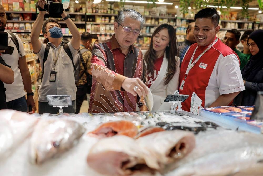 Salahuddin melihat makanan laut pada Majlis Pelancaran Inisiatif Payung Rahmah bersama Jaya Grocer dan Grab Malaysia di KL East Mall pada Khamis. - Foto Bernama