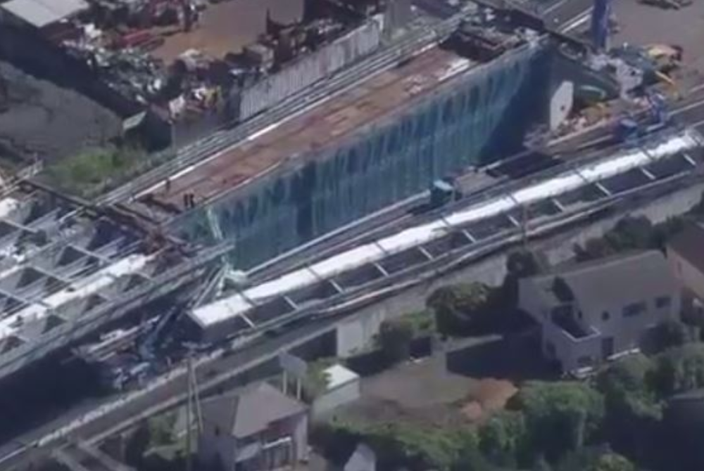 Struktur lebuh raya bertingkat yang sedang dalam pembinaan di bandar Shizuoka runtuh pada Khamis.