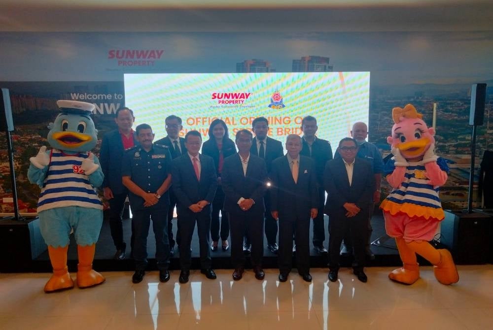 Mohamad Azhan (tengah) bersama Jeffrey (dua dari kiri) dan pegawai eksekutifnya serta tetamu jemputan.
