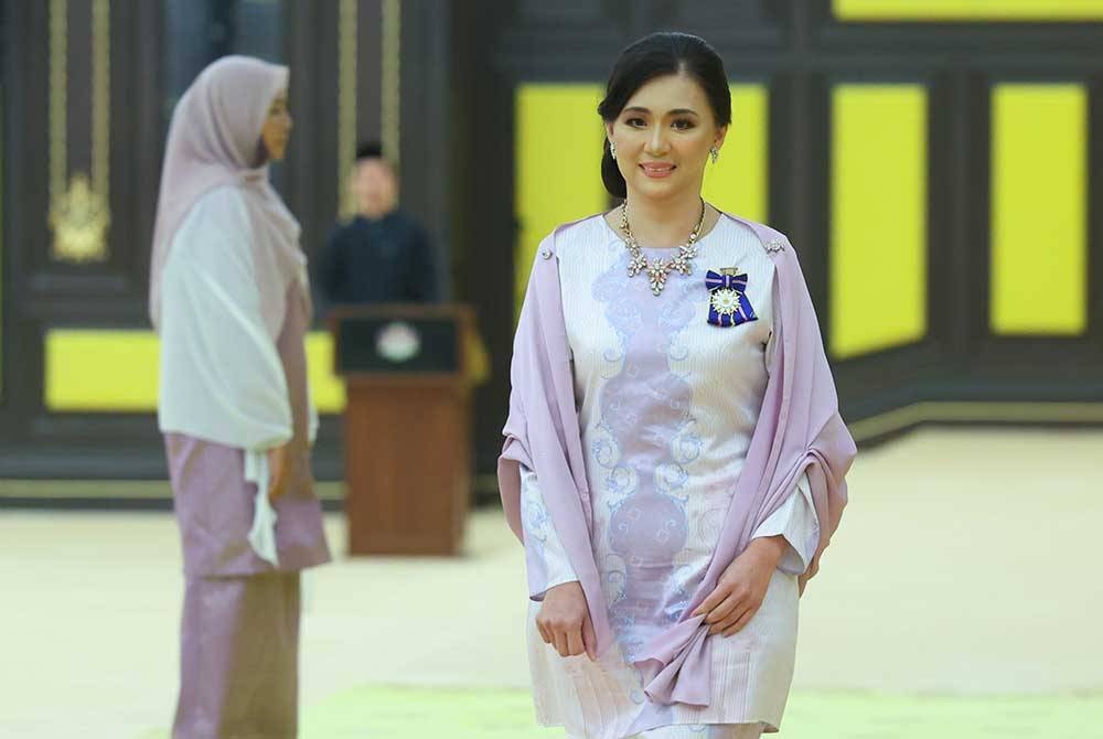 Penyampai berita TV3, Pang Chinn Fei menerima pengurniaan Ahli Mangku Negara (AMN) pada Istiadat Pengurniaan Darjah Kebesaran, Bintang dan Pingat Persekutuan di Istana Negara pada Khamis. - Foto Bernama