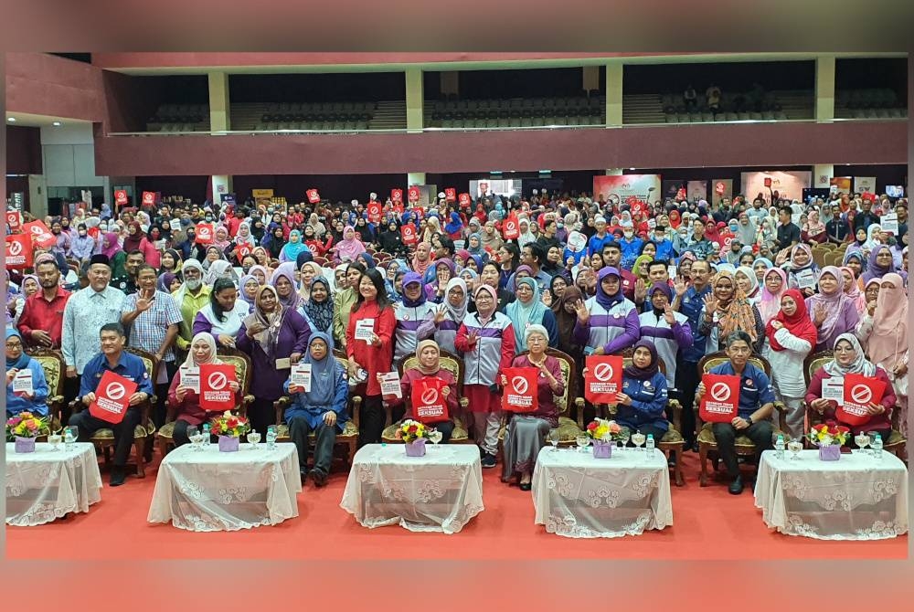 Nancy (tengah) bergambar bersama peserta yang hadir dalam program Jerayawara Kasih KPWKM @Advokasi Antgangguan Seksual di Dewan Millenium, pada Khamis.