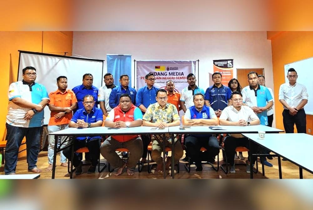 Mohd Hanis (duduk, tiga dari kiri) dan Mohamad Fadil (duduk, dua dari kanan) bersama barisan jawatankuasa Sekretariat Pemuda Perpaduan Negeri Sembilan.