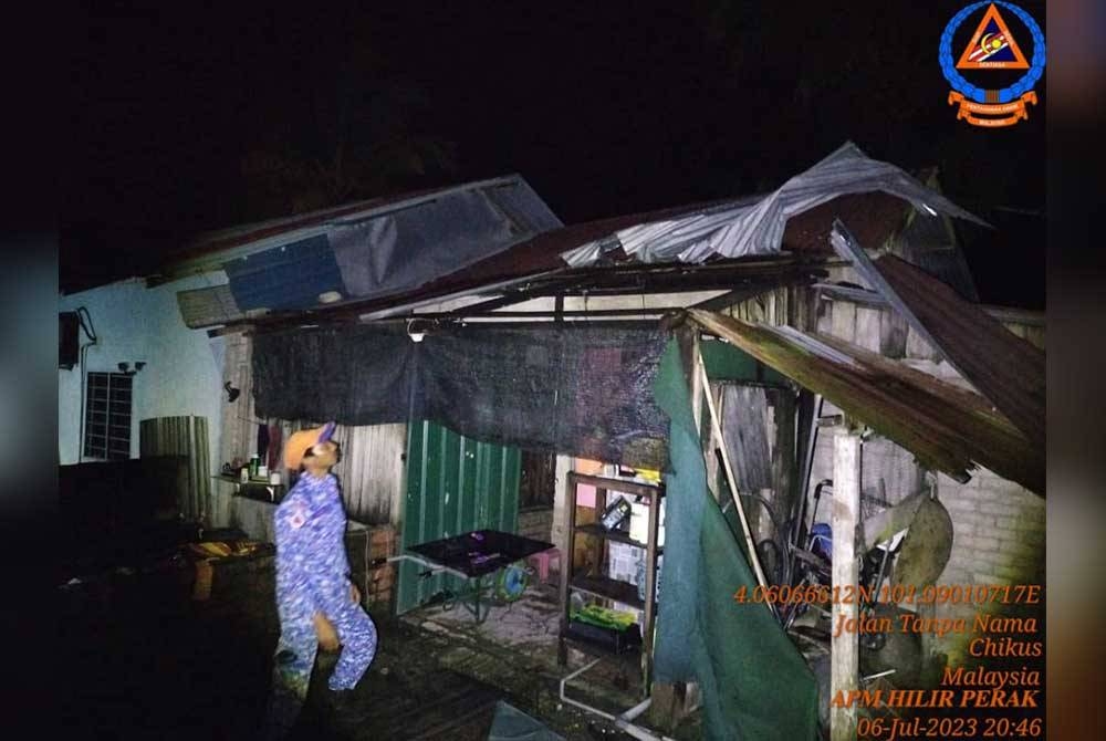 Anggota APM menjalankan pemantauan dan penilaian risiko di salah sebuah rumah penduduk di Mukim Sungai Manik pada Khamis. - Foto ihsan APM Perak