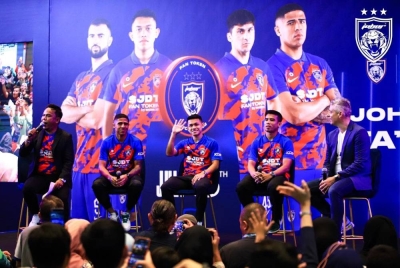 Ariff Aiman (tengah) pada majlis pelancaran berkenaan.