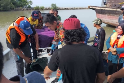 Pasukan bomba dan nelayan membawa mayat mangsa lemas ke Jeti D' Muara Sungai Haji Dorani di sini pada Khamis.