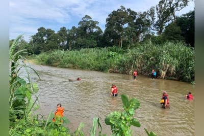 Operasi menyelamat dilakukan anggota bomba dengan menggunakan teknik Water Surface Searching di laluan sungai iaitu dengan anggaran 1km dari kawasan kejadian mangsa disyaki jatuh.
