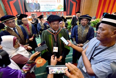 Ahmad Samsuri ketika ditemui pemberita selepas menyempurnakan perasmian Majlis Graduasi dan Anugerah Hafazan Sekolah-Sekolah Menengah Imtiaz Yayasan Terengganu di Wisma Darul Iman, di sini, pada Khamis..