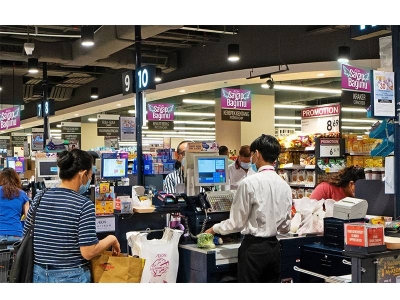 Jualan Rahmah yang ditawarkan pasar raya utama termasuk AEON mendapat sambutan daripada rakyat yang mahu mengurangkan kos perbelanjaan.