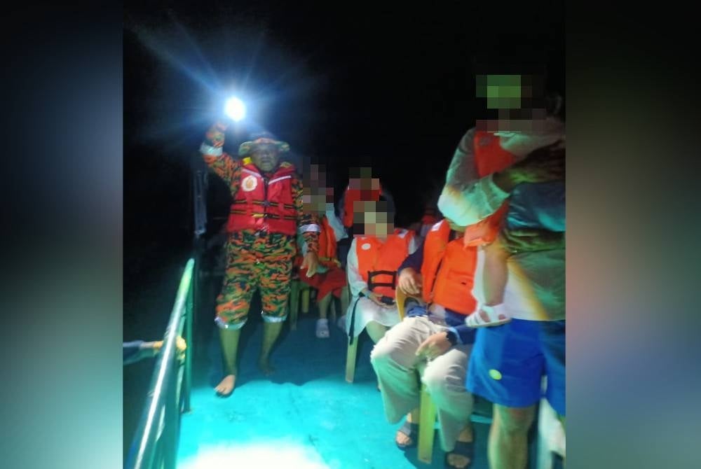 Antara pelancong Korea Selatan yang diselamatkan selepas bot mereka naiki tersangkut pada pokok nipah di Sungai Bolong Tuaran.