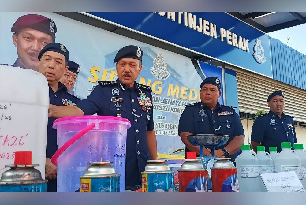 Mohd Yusri menunjukkan peralatan digunakan sindiket bagi tujuan memproses dadah.