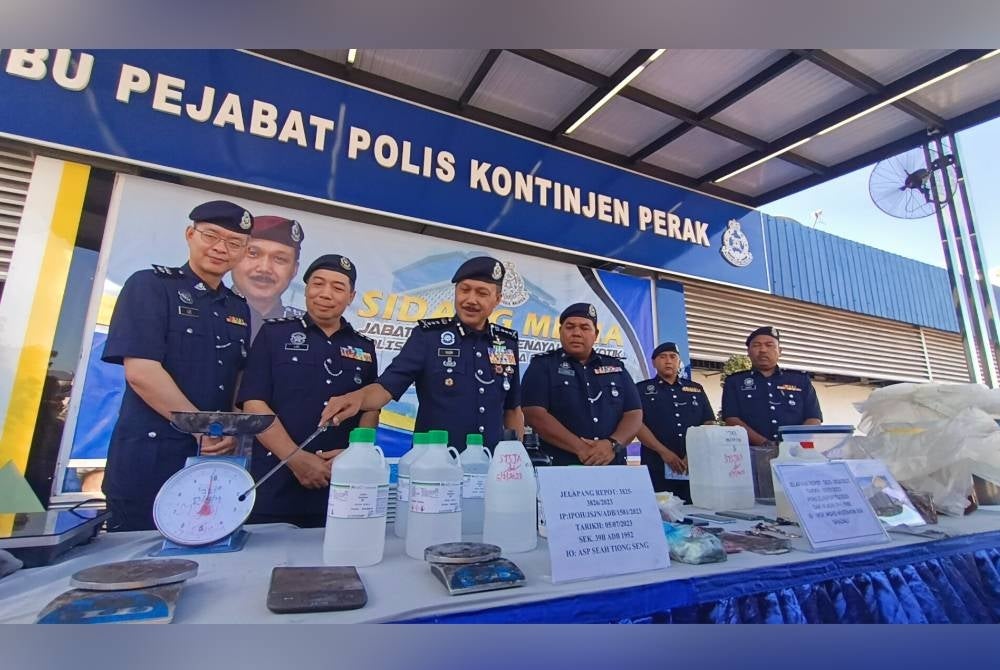 Mohd Yusri menunjukkan rampasan dadah dan peralatan hasil serbuan di sebuah gudang yang terlibat dalam aktiviti pemprosesan dadah di Jelapang pada Rabu.