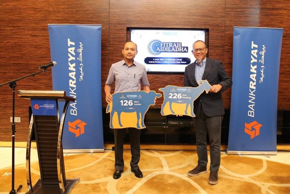Timbalan Ketua Pegawai Eksekutif, Perniagaan Bank Rakyat, Ahmad Shahril Mohd Shariff (kiri) bersama Ketua Pegawai Perbankan Runcit, Zulkarnain Taman (kanan) pada Majlis Fitrah Aidiladha di Menara Berkembar Bank Rakyat, baru-baru ini.