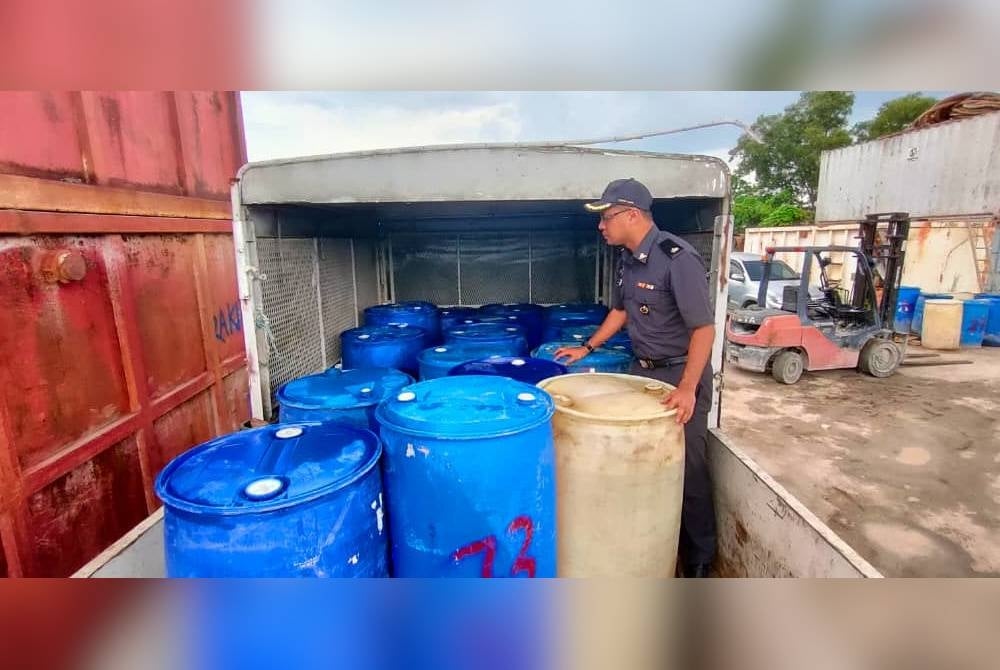 Sebahagian barang-barang yang dirampas dalam serbuan di sebuah stor di Taman Pertama di sini pada Khamis.