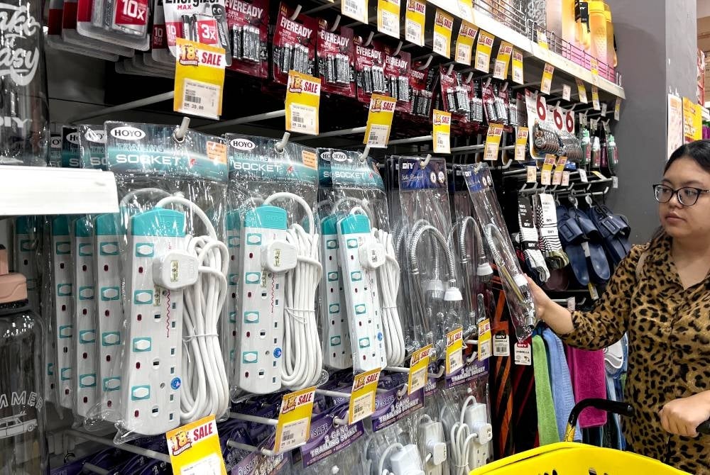 Produk soket sambungan 4-gang (5m) pada harga RM26.90 (harga biasa: RM39) dan paip sinki dinding fleksibel pada harga RM31 (harga biasa: RM45).
