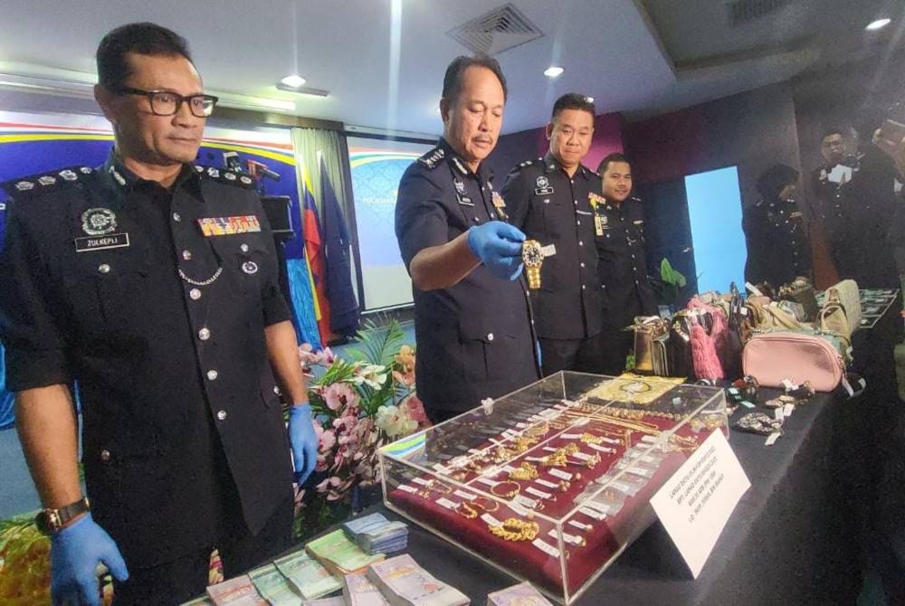 Jauteh menunjukkan barangan kemas dan berharga yang berjaya dirampas dalam siri serbuan di beberapa lokasi di Sabah.