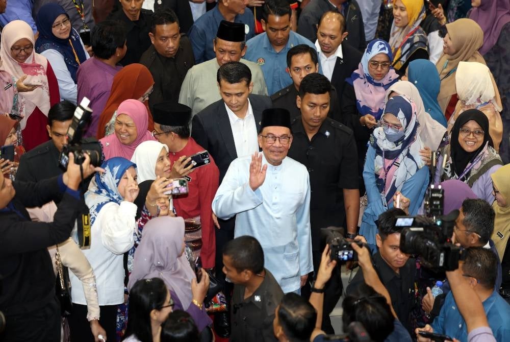 Anwar (tengah) melambaikan tangan kepada hadirin selepas Majlis Amanat Khas kepada penjawat awam Negeri Sembilan di Dewan Majlis Bandaraya Seremban, hari ini. - Foto Bernama