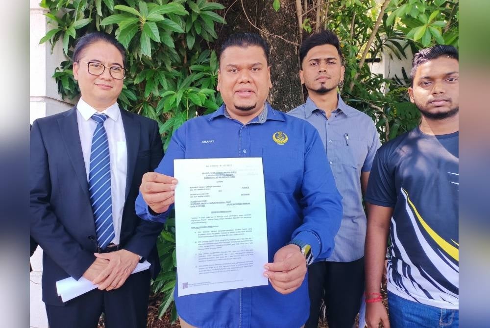 Muhamad Arafat menunjukkan perintah meterai yang antara lain memerintahkan defendan membayar ganti rugi kepada beliau sebanyak RM150,000.
