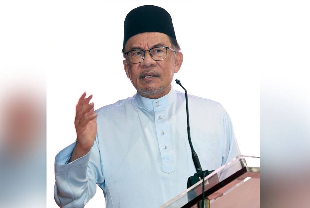 Anwar menyampaikan ucapan pada Majlis Amanat Perdana Menteri Bersama Penjawat Awam Negeri Sembilan di Dewan Bandaraya Seremban pada Jumaat. - Foto Bernama