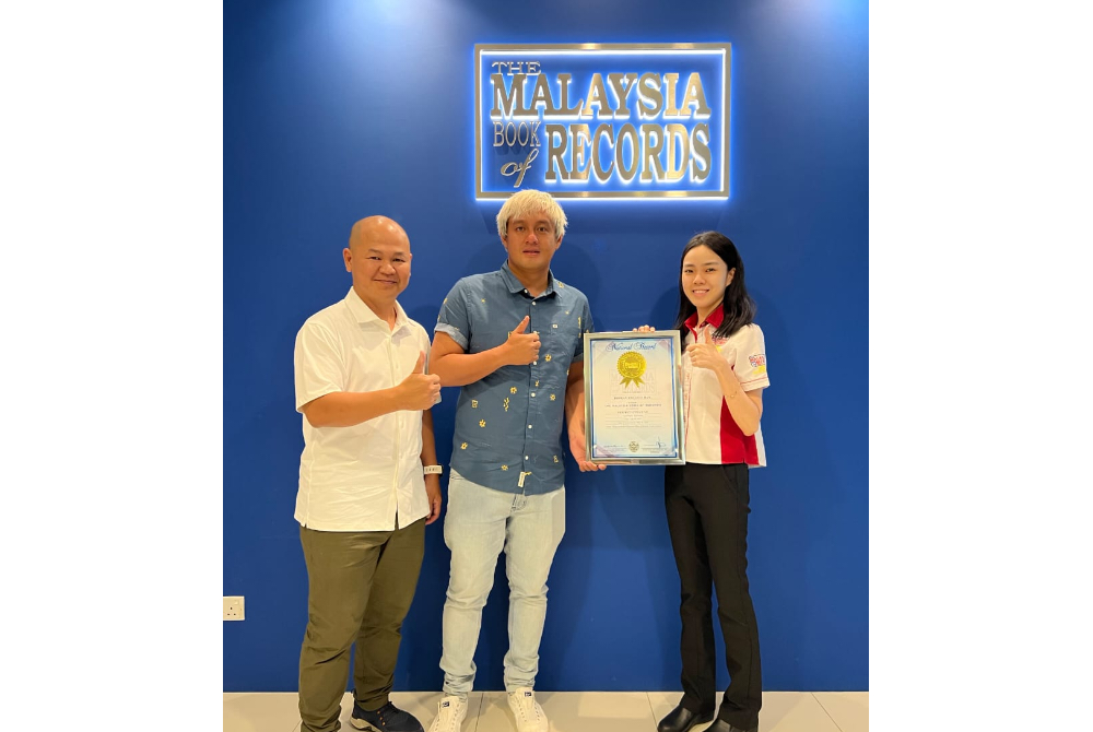 Roihan (tengah) menerima sijil MBR daripada Penolong Pengurus Pemasaran MBR, Jeska Seah (kanan) dengan diiringi oleh Awang Ahmad Zaki (kiri) di pejabat MBR di Kuala Lumpur.