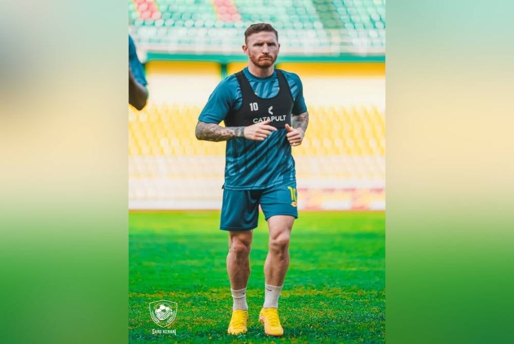 Lee Tuck menjalani latihan bersama KDA FC di Stadium Darul Aman pada petang Khamis. - Foto KDA FC