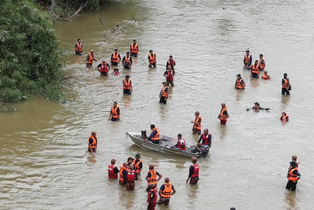 Pasukan penyelamat melakukan operasi SAR bagi mencari mangsa tragedi kepala air Jeram Air Putih Kemaman yang masuk hari kelima pada Jumaat. - Foto Bernama