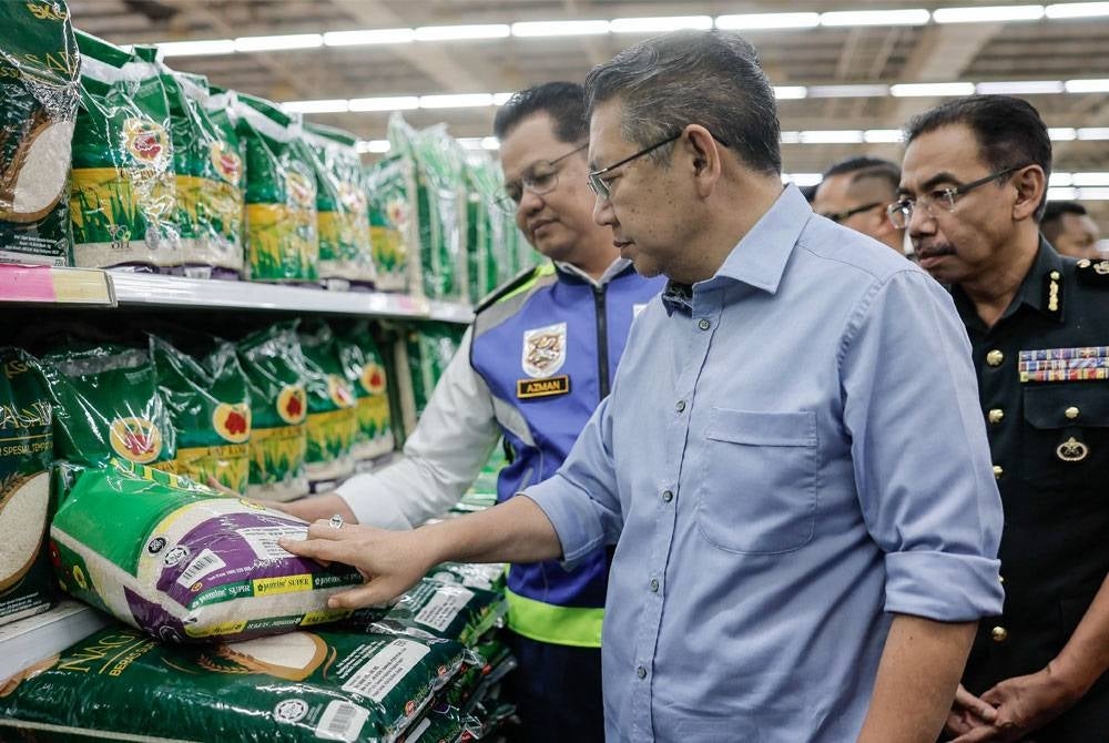 Salahuddin meninjau kemasukan beras tempatan pada Operasi Jamin Kementerian Perdagangan Dalam Negeri dan Kos Sara Hidup serta Kementerian Pertanian dan Keterjaminan Makanan di sebuah pasar raya pada Jumaat. - Foto Bernama