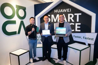 Dari kiri Ling Yung, Victor Xu dan Eu Jin bersama produk terbaharu HUAWEI yang bakal berada di pasaran pada Julai. - Foto Sinar Harian/MOHD HALIM ABDUL WAHID