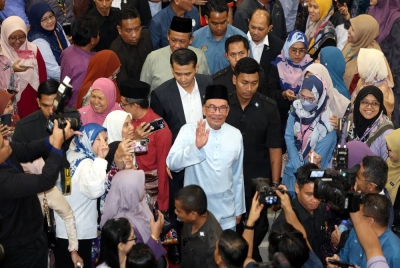 Anwar (tengah) melambaikan tangan kepada hadirin selepas Majlis Amanat Khas kepada penjawat awam Negeri Sembilan di Dewan Majlis Bandaraya Seremban, hari ini. - Foto Bernama
