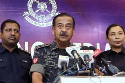 Razarudin (tengah) ketika sidang media berkaitan persiapan PRN Selangor di IPK Selangor hari ini. - Foto Bernama