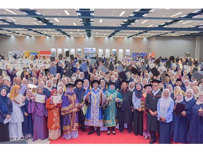 Para graduan ECER menerima sijil masing-masing bersempena Majlis Apresiasi Pembangunan Modal Insan Negeri Pahang bagi Sesi 2020-2023, pada Selasa.