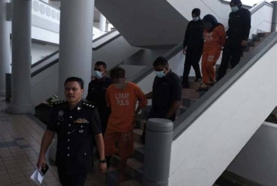 Perintah tahanan reman sehingga 13 Julai ini terhadap wanita berusia 24 tahun dan kekasihnya yang berusia 25 tahun, dikeluarkan Majistret Sharda Shienha Mohd Suleiman. - Gambar/ Astro AWANI