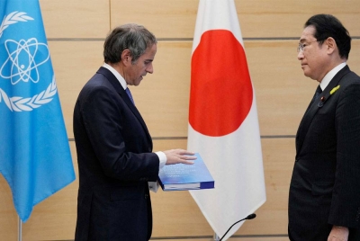 Pengarah Urusan Agensi Tenaga Atom Antarabangsa, Rafael Grossi (kiri), menyerahkan laporan penuh rancangan untuk mengalirkan air terawat daripada loji nuklear Fukushima ke laut kepada Perdana Menteri Jepun, Fumio Kishida. - Foto AFP