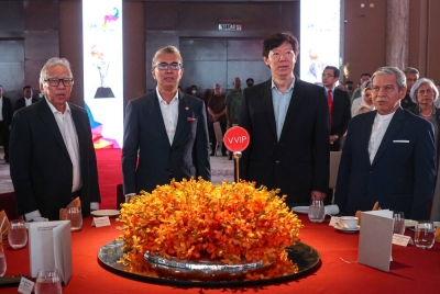 Tengku Zafrul (dua dari kiri) dan Pengerusi CGC, Datuk Mohammed Hussein (kiri) pada majlis Anugerah Institusi Kewangan/Institusi Kewangan Pembangunan dan PKS 2022 CGC ke-28 di Kuala Lumpur, pada Jumaat. - Foto Bernama