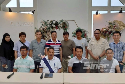Syed Omar (duduk, dua dari kiri) bersama sebahagian pengusaha udang ternakan mengadakan sidang akhbar di Hotel D Elegance, Bandar Seri Alam, Johor Bahru, pada Jumaat.