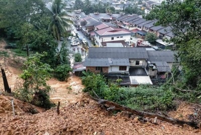 Kejadian tanah runtuh di Taman Lipis Fasa 2 pada Jumaat menyebabkan dua penghuni diarahkan berpindah. - Foto Ihsan JBPM