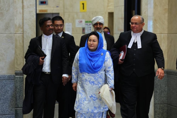 Mahkamah Rayuan hari ini membenarkan permohonan Rosmah untuk menangguhkan prosiding rayuan dalam kes rasuahnya membabitkan projek hibrid solar untuk 369 sekolah luar bandar di Sarawak. Foto Bernama