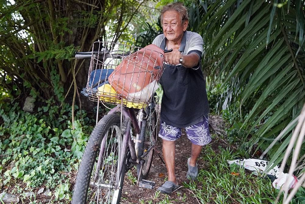 Di Kuala Selangor, sebut sahaja Apek batu nisan, pasti ramai yang mengenali beliau.
