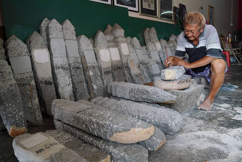 Beliau satunya-satu lelaki berketurunan Cina yang menulis jawi di atas batu nisan granit yang ditempah oleh orang Muslim.