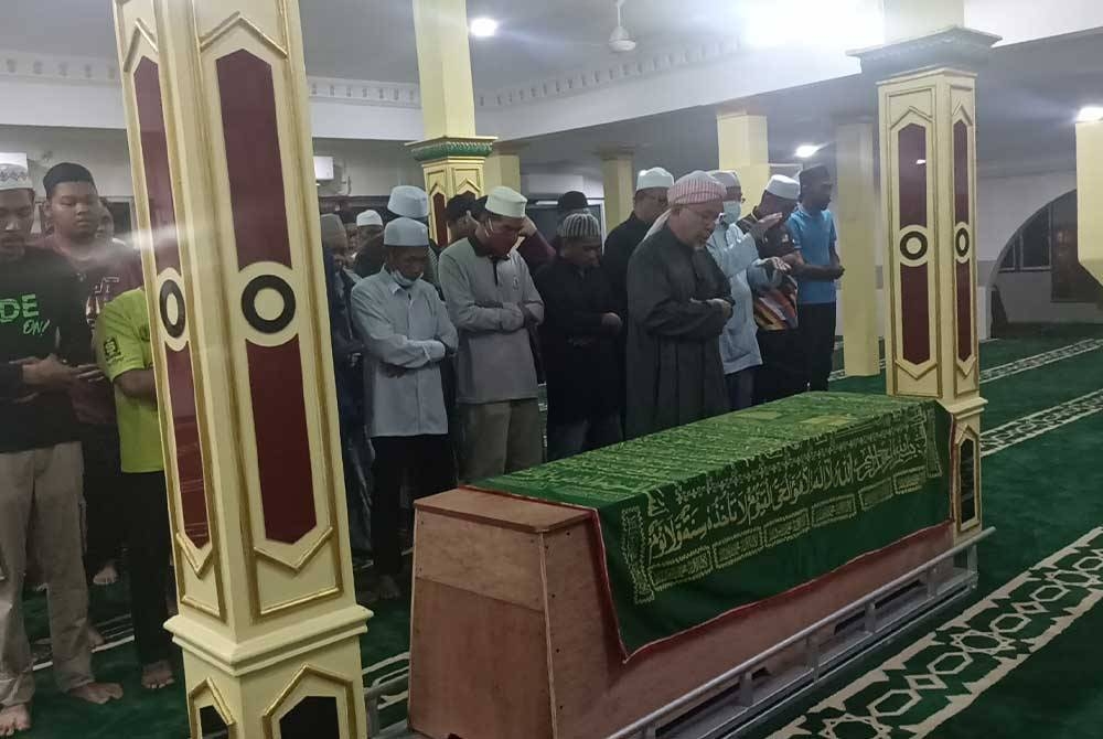 Jenazah disembahyangkan di Masjid Jamek Sri Pengkalan, Kampung Parit Kuda pada pagi Sabtu.