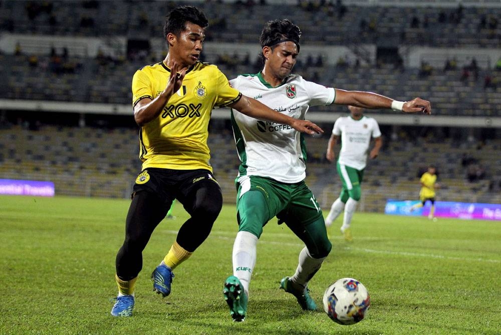 Pemain Perak FC, Muhammad Hadi Mohamad (kiri) merebut bola dari Pemain Kelantan United FC, Abdul Latiff Suhaimi (kanan) pada aksi perlawanan Liga Super Malaysia 2023 Perak FC menentang Kelantan United FC di Stadium Perak. - Foto Bernama